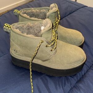 UGG Kids Olive Green Suede Shearling-Lined Lace-Up Platform Boots
